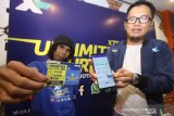 Head of Sales area Kalimantan Selatan dan Kalimantan Tengah XL Axiata Hurry Amar Sidqi (kanan) menunjukkan fitur Xtra Unlimited Turbo bersama pengunjung di salah satu cafe di Banjarmasin, Kalimantan Selatan, Kamis (5/3/2020). Fitur ini memberikan manfaat tambahan bagi pelanggan layanan XL prabayar untuk mengakses aplikasi pilihan tanpa batasan kuota dan kecepatan untuk seluruh pelanggan di 24 kabupaten dan kota di Kalimantan Selatan hingga Kalimantan Tengah sudah dapat mengakses fitur ini sejak sekarang. Foto Antaranews Kasel/Bayu Pratama S.