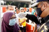 Petugas melakukan pemeriksaan suhu tubuh kepada tamu dan WNI yang berkunjung ke Kedutaan Besar Republik Indonesia (KBRI) Kuala Lumpur, Malaysia, Kamis (5/3/2020). Pemeriksaan dilakukan untuk mengantisipasi merebaknya virus corona atau COVID-19. ANTARA FOTO/ Agus Setiawan/nym.