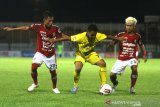 Pemain Barito Putera Abrizal Umanailo (tengah) berebut bola dengan pemain Bali United Diaz Angga Putra (kiri) dan Moch Fahmi Al Ayyubi (kanan) saat pertandingan Liga 1 2020 di Stadion Demang Lehman, Martapura, Kabupaten Banjar, Kalimantan Selatan, Jumat (6/3/2020). Tuan rumah Barito Putra takluk atas tamunya Bali United dengan skor 2-1. Foto Antaranews Kalsel/Bayu Pratama S.