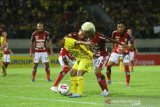 Pemain Barito Putera Abrizal Umanailo (tengah) berebut bola dengan pemain Bali United Diaz Angga Putra (kiri) dan Moch Fahmi Al Ayyubi (kanan) saat pertandingan Liga 1 2020 di Stadion Demang Lehman, Martapura, Kabupaten Banjar, Kalimantan Selatan, Jumat (6/3/2020). Tuan rumah Barito Putra takluk atas tamunya Bali United dengan skor 2-1. Foto Antaranews Kalsel/Bayu Pratama S.