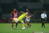 Pemain Barito Putera Danilo Sekulic (kanan) berebut bola dengan pemain Bali United Fadil (kiri) saat pertandingan Liga 1 2020 di Stadion Demang Lehman, Martapura, Kabupaten Banjar, Kalimantan Selatan, Jumat (6/3/2020). Tuan rumah Barito Putra takluk atas tamunya Bali United dengan skor 2-1. Foto Antaranews Kalsel/Bayu Pratama S.