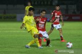 Pemain Barito Putera Amiruddin Bagas Kaffa Arrizqi (kiri) berduel dengan pemain Bali United Fadil (kanan) saat pertandingan Liga 1 2020 di Stadion Demang Lehman, Martapura, Kabupaten Banjar, Kalimantan Selatan, Jumat (6/3/2020). Tuan rumah Barito Putra takluk atas tamunya Bali United dengan skor 2-1. Foto Antaranews Kalsel/Bayu Pratama S.