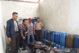 Polisi sita ratusan liter miras tradisional dari pegadang kios di Palu