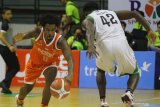 Pebasket NSH Jakarta Dashaun Najee Wiggins (kiri)mencuri bola dari pebasket Pacific Caesar Surabaya Anton Davon Waters (kanan) pada pertandingan seri keenam Indonesian Basketball League (IBL) Pertamax 2020 di DBL Arena, Surabaya, Jawa Timur, Jumat (6/3/2020). NSH Jakarta mengalahkan Pacific Caesar Surabaya dengan skor akhir 82-75. Antara Jatim/Moch Asim/zk.