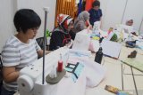 Peserta mengikuti workshop menjahit dalam Pameran Kriya Tekstil di Rumah Kreatif BUMN di Malang, Jawa Timur, Jumat (6/3/2020). Dalam kegiatan yang berlangsung selama enam hari tersebut juga diadakan workhop bagi peserta yang tertarik menggeluti bidang seni kriya tekstil. Antara Jatim/Ari Bowo Sucipto/zk