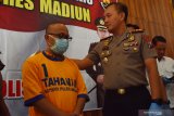 Kapolres Madiun AKBP Eddwi Kurniyanto (kanan) menginterogasi tersangka penipuan calon Tenaga Kerja Indonesia (TKI) Hariyanto saat merilis kasus tersebut di Mapolres Madiun, Jawa Timur, Kamis (5/3/2020). Polres Madiun menangkap Hariyanto tersangka penipuan calon TKI yang menjanjikan bisa memberangkatkan TKI ke Taiwan dengan korban empat orang dan kerugian uang ratusan juta rupiah. Antara Jatim/Siswowidodo/zk