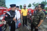 Bupati Pamekasan H Badrut Tamam (kanan) berbincang dengan santri 'Eco Pesantren' saat memperingati Hari Sampah Nasional  di Tempat Pembuangan Akhir (TPA) Angsanah, Pamekasan, Jawa Timur, Jumat (6/3/2020). Sebanyak enam pesantren di kabupaten itu diproyeksikan menjadi percontohan untuk tata kelola sampah bagi pesantren lainnya dan masyarakat luas, guna mewujudkan Pamekasan Bebas Sampah pada tahun 2025. Antara Jatim/Saiful Bahri/zk