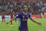 Pesepak bola Persik Kediri Faris Aditama melakukan selebrasi usai memasukkan bola ke gawang Bhayangkara FC saat pertandingan Liga 1 2020 di stadion Brawijaya, Kota Kediri, Jawa Timur, Jumat (6/3/2020). Persik Kediri bermain imbang melawan Bhayangkara FC dengan skor akhir 1-1. Antara Jatim/Prasetia Fauzani/zk