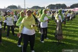 Peserta mengikuti Senam Bersama Lanjut Usia (lansia) di Stadion Wilis Kota Madiun, Jawa Timur, Jumat (6/3/2020). Senam Bersama Lanjut Usia yang digelar Pemkot Madiun dan diikuti sekitar 2.000 orang lansia dan pra-lansia dimaksudkan untuk menjaga kesehatan, kebugaran dan kebahagiaan para lansia. Antara Jatim/Siswowidodo/zk