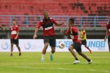 Pemain Persipura Marinus Wanewar dan Fridolin Yoku dalam masa pemulihan