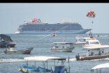 Kapal pesiar berbendera Norwegia Viking Sun melakukan lego jangkar di perairan Benoa, Bali, Sabtu (7/3/2020). Kapal pesiar yang sebelumnya ditolak menurunkan penumpang di Pelabuhan Tanjung Mas Semarang dan bersandar di Pelabuhan Tanjung Perak Surabaya untuk mengantisipasi penyebaran COVID-19, sejak Sabtu pagi telah memasuki wilayah perairan Benoa dan menunggu izin bersandar di Pelabuhan Benoa. ANTARA FOTO/Fikri Yusuf/nym