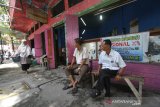 Warga bersantai di depan pangkas rambut Nasional di jalan Hasanuddin HM Banjarmasin, Kalimantan Selatan, Sabtu (7/3/2020). Pangkas rambut Nasional merupakan pangkas rambut tradisional yang berdiri sejak tahun 1973 dan masih bertahan hingga sekarang meski Babershop (pangkas rambut modern) tumbuh pesat. Foto Antaranews Kalsel/Bayu Pratama S.