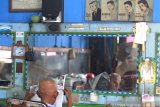 Suasana pangkas rambut Nasional di jalan Hasanuddin HM Banjarmasin, Kalimantan Selatan, Sabtu (7/3/2020). Pangkas rambut Nasional merupakan pangkas rambut tradisional yang berdiri sejak tahun 1973 dan masih bertahan hingga sekarang meski Babershop (pangkas rambut modern) tumbuh pesat. Foto Antaranews Kalsel/Bayu Pratama S.