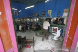 Suasana pangkas rambut Nasional di jalan Hasanuddin HM Banjarmasin, Kalimantan Selatan, Sabtu (7/3/2020). Pangkas rambut Nasional merupakan pangkas rambut tradisional yang berdiri sejak tahun 1973 dan masih bertahan hingga sekarang meski Babershop (pangkas rambut modern) tumbuh pesat. Foto Antaranews Kalsel/Bayu Pratama S.