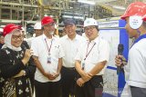 Menteri Ketenagakerjaan Ida Fauziyah (kiri) didampingi Presiden Direktur PT Toyota Motor Manufacturing Indonesia (TMMIN) Warih Andang Tjahjono (kedua kiri), Direktur Nandy Julianto (kedua kanan) dan EGM Nyoman Winaya (ketiga kanan) berbincang dengan peserta program pemagang nasional di Pabrik Toyota Motor Manufacturing Indonesia, Karawang, Jawa Barat, Jumat (6/3/2020). Dalam kunjungannya, Ida Fauziyah meninjau program dan fasilitas vokasi serta pengembangan Sumber Daya Manusia (SDM) yang diselenggarakan TMMIN untuk memberikan dukungan penuh terhadap kebijakan pemerintah dalam pengembangan kualitas SDM melalui fasilitas pemagangan di seluruh lini produksi dan usaha. ANTARA JABAR/M Ibnu Chazar/agr