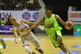 Pebasket Pacific Caesar Surabaya Yerikho Christphor Tuasela (kanan) melewati hadangan pebasket Bank BPD DIY Bima Perkasa Tifan Eka Pradita, pada pertandingan seri keenam Indonesian Basketball League (IBL) Pertamax 2020 di DBL Arena, Surabaya, Jawa Timur, Sabtu (7/3/2020). Pacific Caesar Surabaya mengalahkan Bank BPD DIY Bima Perkasa dengan skor akhir 87-77. Antara Jatim/Moch Asim/zk.