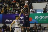 Pebasket Pelita Jaya Bakrie Michael Adam Murray (kanan) mencoba memasukkan bola dihadang pebasket Satya Wacana Salatiga Antoni Erga (kiri) saat pertandingan seri keenam Indonesian Basketball League (IBL) Pertamax 2020 di DBL Arena, Surabaya, Jawa Timur, Sabtu (7/3/2020). Pelita Jaya Bakrie mengalahkan Satya Wacana Salatiga dengan skor ahir 72-76. Antara Jatim/Moch Asim/zk.