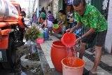 Petugas Badan Penanggulangan Bencana Daerah (BPBD) mendistribusikan air bersih di Kelurahan Jember Kidul, Kaliwates, Jember, Jawa Timur, Sabtu (7/3/2020). PDAM dan BPBD Jember mendistribusikan air bersih ke 150 pelanggan menggunakan mobil tangki akibat pipa utama PDAM putus di jalan Sultan Agung dan pertokoan Jompo. Antara Jatim/Seno/zk