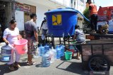 Petugas Badan Penanggulangan Bencana Daerah (BPBD) mendistribusikan air bersih di Kelurahan Jember Kidul, Kaliwates, Jember, Jawa Timur, Sabtu (7/3/2020). PDAM dan BPBD Jember mendistribusikan air bersih ke 150 pelanggan menggunakan mobil tangki akibat pipa utama PDAM putus di jalan Sultan Agung dan pertokoan Jompo. Antara Jatim/Seno/zk