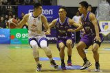 Pebasket Satria Muda Pertamina Avan Saputra (kiri) dihadang pebasket Amartha Hangtuah Sevly Rondonuwu (tengah) dan Lucky Abdi Pasondok (kanan) saat pertandingan seri keenam Indonesian Basketball League (IBL) Pertamax 2020 di DBL Arena, Surabaya, Jawa Timur, Sabtu (7/3/2020). Satria Muda Pertamina mengalahkan Amartha Hangtuah dengan skor akhir 83-79. Antara Jatim/Moch Asim/zk.