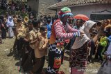 Pesulap sekaligus Badut Edukasi Mr Andika memberikan penyembuhan trauma healing kapada korban bencana longsor di Desa Indrajaya, Kecamatan Cisayong, Kabupaten Tasikmalaya, Jawa Barat, Jumat (6/3/2020). Terapi trauma healing yang diselenggarakan oleh KPID Kabupaten Tasikmalaya bertujuan untuk memulihkan kondisi psikologis sekaligus menghibur anak-anak dari trauma bencana alam di lingkungan tempat tinggal mereka yang terisolir akibat terdampak longsor. ANTARA JABAR/Adeng Bustomi/agr