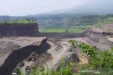 Aktivitas tambang pasir dan batu ilegal di Desa Bulusari, Gempol, Pasuruan, Jawa Timur, Jumat (6/3/2020). Keberadaan tambang di lokasi tersebut meresahkan warga setempat karena berdampak pada lingkungan. Antara Jatim/Iwan/Zk
