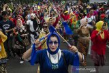 Perempuan dari Komunitas Rumpun Indonesia membawakan Tarian Laras Bambu di Taman Cikapayang, Bandung, Jawa Barat, Minggu (8/3/2020).Tarian tersebut merupakan simbol yang melambangkan kehadiran, suara,toleransi  serta kebersamaan perempuan sebagai bentuk aspirasi perempuan pada ruang publik saat peringatan Hari Perempuan Internasional. ANTARA JABAR/Novrian Arbi/agr