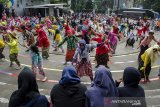 Perempuan dari Komunitas Rumpun Indonesia membawakan Tarian Laras Bambu di Taman Cikapayang, Bandung, Jawa Barat, Minggu (8/3/2020).Tarian tersebut merupakan simbol yang melambangkan kehadiran, suara,toleransi  serta kebersamaan perempuan sebagai bentuk aspirasi perempuan pada ruang publik saat peringatan Hari Perempuan Internasional. ANTARA JABAR/Novrian Arbi/agr