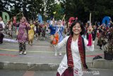 Perempuan dari Komunitas Rumpun Indonesia membawakan Tarian Laras Bambu di Taman Cikapayang, Bandung, Jawa Barat, Minggu (8/3/2020).Tarian tersebut merupakan simbol yang melambangkan kehadiran, suara,toleransi  serta kebersamaan perempuan sebagai bentuk aspirasi perempuan pada ruang publik saat peringatan Hari Perempuan Internasional. ANTARA JABAR/Novrian Arbi/agr