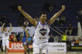 Pebasket Amartha Hangtuah Steven Wilfredo Neno meluapkan kegembiraan usai timnya mengalahkan Prawira Bandung pada pertandingan seri keenam Indonesian Basketball League (IBL) Pertamax 2020 di DBL Arena, Surabaya, Jawa Timur, Minggu (8/3/2020). Amartha Hangtuah mengalahkan Prawira Bandung dengan skor akhir 83-79. Antara Jatim/Moch Asim/zk.