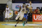 Pebasket Amartha Hangtuah Laquavius Kashaka Cotton (kiri) melewati pebasket Prawira Bandung Glen Thomas Burns saat pertandingan seri keenam Indonesian Basketball League (IBL) Pertamax 2020 di DBL Arena, Surabaya, Jawa Timur, Minggu (8/3/2020). Amartha Hangtuah mengalahkan Prawira Bandung dengan skor akhir 83-79. Antara Jatim/Moch Asim/zk.