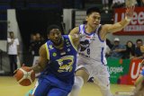 Pebasket Amartha Hangtuah Aditya Reynaldi Lumanauw (kanan) mencoba menghalau pebasket Prawira Bandung Glen Thomas Burns saat pertandingan seri keenam Indonesian Basketball League (IBL) Pertamax 2020 di DBL Arena, Surabaya, Jawa Timur, Minggu (8/3/2020). Amartha Hangtuah mengalahkan Prawira Bandung dengan skor akhir 83-79. Antara Jatim/Moch Asim/zk.