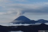 Gunung Semeru menyemburkan awan panas terlihat dari Pananjakan Pasuruan, Jawa Timur, Sabtu (7/3/2020). Gunung tertinggi di Pulau Jawa tersebut mengalami erupsi dan menyemburkan awan panas sejak Selasa (3/3) dan hingga Sabtu (7/3) masih menyemburkan awan panas. Antara Jatim/Siswowidodo/zk.