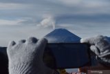 Wisatawan menggunakan kamera ponsel memotret Gunung Semeru saat menyemburkan awan panas dari Pananjakan Pasuruan, Jawa Timur, Sabtu (7/3/2020). Gunung tertinggi di Pulau Jawa tersebut mengalami erupsi dan menyemburkan awan panas sejak Selasa (3/3) dan hingga Sabtu (7/3) masih menyemburkan awan panas. Antara Jatim/Siswowidodo/zk.