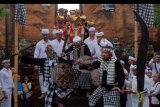 Umat Hindu membawakan tari sakral dalam upacara Ngerebong di Pura Agung Petilan Pengerebongan, Denpasar, Bali, Minggu (8/3/2020). Upacara Ngerebong yang digelar setiap enam bulan sekali tersebut untuk menyucikan alam dan menetralisir kekuatan negatif sekaligus menciptakan keharmonisan. ANTARA FOTO/Nyoman Hendra Wibowo/nym.