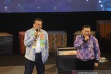 Juru bicara Presiden Fadjroel Rahman (kiri) memberikan sambutan didampingi Wali Kota Banjarmasin Ibnu Sina (kanan) saat acara puncak Banjarmasin Sasirangan Festival 2020  di kawasan Siring Menara Pandang Banjarmasin, Kalimantan Selatan, Sabtu (7/3/2020). Pemerintah Kota Banjarmasin berupaya menjaga kain khas budaya Banjar dengan mengadakan Fashion show yang menampilkan busana sasirangan karya desainer Nasional Kursien Kazai serta mendatangkan grup band Kotak untuk menghibur masyrakat. Foto Antaranews Kalsel/Bayu Pratama S.