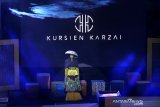 Model mengenakan busana rancangan Kursien Kazai saat peragaan busana sasirangan pada Fashion Show Banjarmasin Sasirangan Festival 2020 di kawasan Siring Menara Pandang Banjarmasin, Kalimantan Selatan, Sabtu (7/3/2020) malam. Pemerintah Kota Banjarmasin berupaya menjaga kain khas budaya Banjar dengan mengadakan Fashion show yang menampilkan busana sasirangan karya desainer Nasional Kursien Kazai pada Puncak acara Banjarmasin Sasirangan Festival 2020. Foto Antaranews Kalsel/Bayu Pratama S.