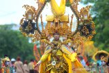 Peserta mengikuti karnaval dan parade massal basasirangan pada acara Banjarmasin Sasirangan Festival 2020 di jalan Ahmad Yani Banjarmasin, Kalimantan Selatan, Minggu (8/3/2020). Karnaval yang menampilkan busana sasirangan kreasi dan parade massal basasirangan tersebut merupakan rangkaian kegiatan Banjarmasin Sasirangan Festival 2020 yang bertujuan untuk memperkenalkan kain sasirangan di tingkat Nasional hingga Internasional. Foto Antaranews Kalsel/Bayu Pratama S.