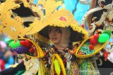 Peserta mengikuti karnaval dan parade massal basasirangan pada acara Banjarmasin Sasirangan Festival 2020 di jalan Ahmad Yani Banjarmasin, Kalimantan Selatan, Minggu (8/3/2020). Karnaval yang menampilkan busana sasirangan kreasi dan parade massal basasirangan tersebut merupakan rangkaian kegiatan Banjarmasin Sasirangan Festival 2020 yang bertujuan untuk memperkenalkan kain sasirangan di tingkat Nasional hingga Internasional. Foto Antaranews Kalsel/Bayu Pratama S.