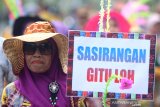 Peserta mengikuti parade massal basasirangan pada acara Banjarmasin Sasirangan Festival 2020 di jalan Ahmad Yani Banjarmasin, Kalimantan Selatan, Minggu (8/3/2020). Karnaval yang menampilkan busana sasirangan kreasi dan parade massal basasirangan tersebut merupakan rangkaian kegiatan Banjarmasin Sasirangan Festival 2020 yang bertujuan untuk memperkenalkan kain sasirangan di tingkat Nasional hingga Internasional. Foto Antaranews Kalsel/Bayu Pratama S.