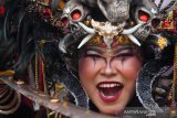 Peserta dari Jember Fashion Carnaval mengikuti karnaval dan parade massal basasirangan pada acara Banjarmasin Sasirangan Festival 2020 di jalan Ahmad Yani Banjarmasin, Kalimantan Selatan, Minggu (8/3/2020). Karnaval yang menampilkan busana sasirangan kreasi dan parade massal basasirangan tersebut merupakan rangkaian kegiatan Banjarmasin Sasirangan Festival 2020 yang bertujuan untuk memperkenalkan kain sasirangan di tingkat Nasional hingga Internasional. Foto Antaranews Kalsel/Bayu Pratama S.