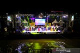 Sejumlah model mengenakan busana rancangan empat desainer Kalsel saat peragaan busana sasirangan pada Fashion Show Banjarmasin Sasirangan Festival 2020 di kawasan Siring Menara Pandang Banjarmasin, Kalimantan Selatan, Sabtu (7/3/2020) malam. Pemerintah Kota Banjarmasin berupaya menjaga kain khas budaya Banjar dengan mengadakan Fashion show yang menampilkan busana sasirangan karya desainer Nasional Kursien Kazai dan empat desainer asal Kalsel pada Puncak acara Banjarmasin Sasirangan Festival 2020. Foto Antaranews Kalsel/Bayu Pratama S.