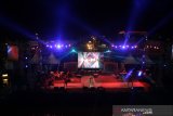 Grub band Kotak feat Melly Mono tampil menghibur pengunjung pada acara puncak Banjarmasin Sasirangan Festival 2020 di panggung tongkang Siring Menara Pandang Banjarmasin, Kalimantan Selatan, Sabtu (7/3/2020) malam. Dalam penampilannya tersebut band Kotak feat Melly Mono membawakan lagu hitsnya seperti Beraksi, Tendangan Dari Langit, Masih Cinta dan lainnya untuk menghibur masyarakat pada acara puncak Banjarmasin Sasirangan Festival 2020. Foto Antaranews Kalsel/Bayu Pratama S.