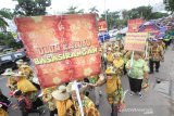 Peserta mengikuti parade massal basasirangan pada acara Banjarmasin Sasirangan Festival 2020 di jalan Ahmad Yani Banjarmasin, Kalimantan Selatan, Minggu (8/3/2020). Karnaval yang menampilkan busana sasirangan kreasi dan parade massal basasirangan tersebut merupakan rangkaian kegiatan Banjarmasin Sasirangan Festival 2020 yang bertujuan untuk memperkenalkan kain sasirangan di tingkat Nasional hingga Internasional. Foto Antaranews Kalsel/Bayu Pratama S.