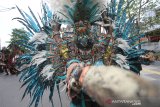 Peserta dari Jember Fashion Carnaval mengikuti karnaval dan parade massal basasirangan pada acara Banjarmasin Sasirangan Festival 2020 di jalan Ahmad Yani Banjarmasin, Kalimantan Selatan, Minggu (8/3/2020). Karnaval yang menampilkan busana sasirangan kreasi dan parade massal basasirangan tersebut merupakan rangkaian kegiatan Banjarmasin Sasirangan Festival 2020 yang bertujuan untuk memperkenalkan kain sasirangan di tingkat Nasional hingga Internasional. Foto Antaranews Kalsel/Bayu Pratama S.