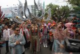 Wali Kota Banjarmasin Ibnu Sina (kiri) bersama peserta mengikuti karnaval dan parade massal basasirangan pada acara Banjarmasin Sasirangan Festival 2020 di jalan Ahmad Yani Banjarmasin, Kalimantan Selatan, Minggu (8/3/2020). Karnaval yang menampilkan busana sasirangan kreasi dan parade massal basasirangan tersebut merupakan rangkaian kegiatan Banjarmasin Sasirangan Festival 2020 yang bertujuan untuk memperkenalkan kain sasirangan di tingkat Nasional hingga Internasional. Foto Antaranews Kalsel/Bayu Pratama S.