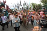 Wali Kota Banjarmasin Ibnu Sina (dua kiri) bersama peserta mengikuti karnaval dan parade massal basasirangan pada acara Banjarmasin Sasirangan Festival 2020 di jalan Ahmad Yani Banjarmasin, Kalimantan Selatan, Minggu (8/3/2020). Karnaval yang menampilkan busana sasirangan kreasi dan parade massal basasirangan tersebut merupakan rangkaian kegiatan Banjarmasin Sasirangan Festival 2020 yang bertujuan untuk memperkenalkan kain sasirangan di tingkat Nasional hingga Internasional. Foto Antaranews Kalsel/Bayu Pratama S.