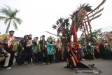 Peserta dari Jember Fashion Carnaval mengikuti karnaval dan parade massal basasirangan pada acara Banjarmasin Sasirangan Festival 2020 di jalan Ahmad Yani Banjarmasin, Kalimantan Selatan, Minggu (8/3/2020). Karnaval yang menampilkan busana sasirangan kreasi dan parade massal basasirangan tersebut merupakan rangkaian kegiatan Banjarmasin Sasirangan Festival 2020 yang bertujuan untuk memperkenalkan kain sasirangan di tingkat Nasional hingga Internasional. Foto Antaranews Kalsel/Bayu Pratama S.