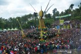 Pengunjung berebut buah durian saat pesta durian atau Kenduren di Lapangan Wonosalam, Kabupaten Jombang, Jawa Timur, Minggu (8/3/2020). Pesta buah durian tersebut merupakan ritual tahunan para petani 9 desa di Wonosalam, Jombang itu sebagai bentuk syukur atas panen yang melimpah. Antara Jatim/Syaiful Arif/zk.