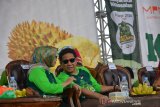 Menteri Desa, PDTT Halim Iskandar (kanan), Bupati Jombang Mundjidah Wahab (kiri) berbincang saat pesta durian atau Kenduren di Lapangan Wonosalam, Kabupaten Jombang, Jawa Timur, Minggu (8/3/2020). Pesta buah durian tersebut merupakan ritual tahunan para petani 9 desa di Wonosalam, Jombang itu sebagai bentuk syukur atas panen yang melimpah. Antara Jatim/Syaiful Arif/zk.